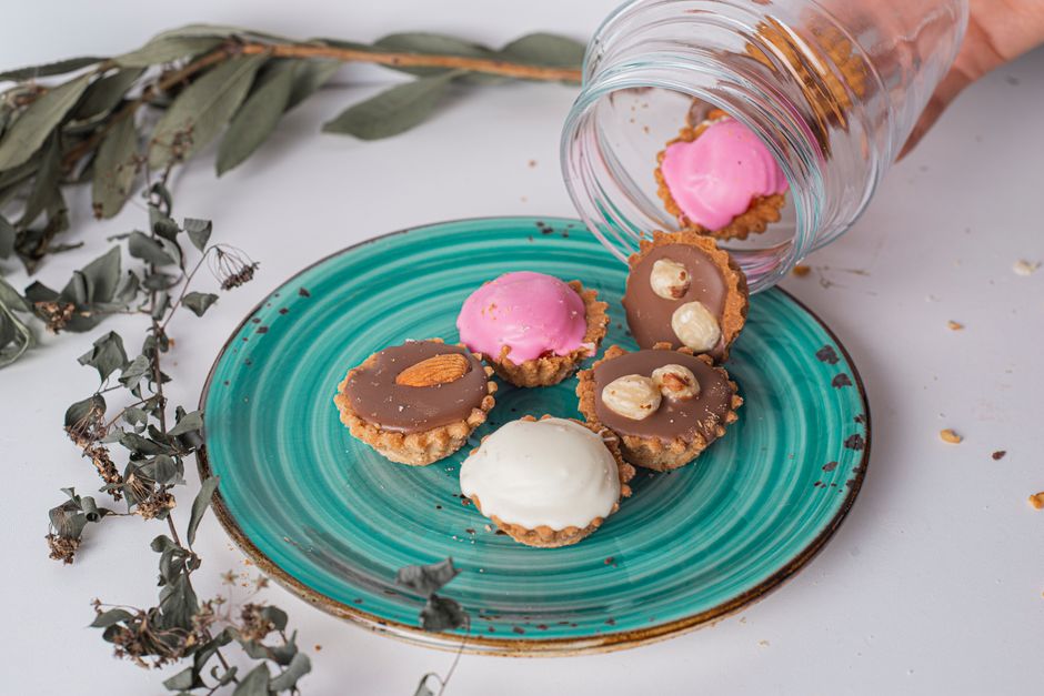 Delicioase mini tarte cu marțipan și ciocolată albă
