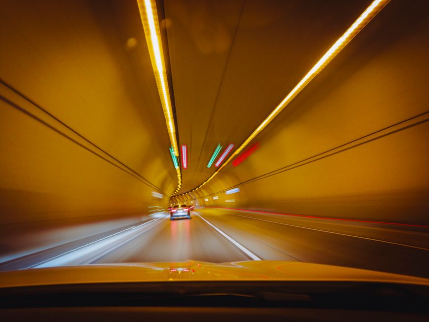 Un șofer depășește limitele legale în tunelul Gotthard din Elveția