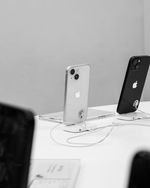 Vânzările de telefoane mobile ating un minim istoric: cine se află pe plus?