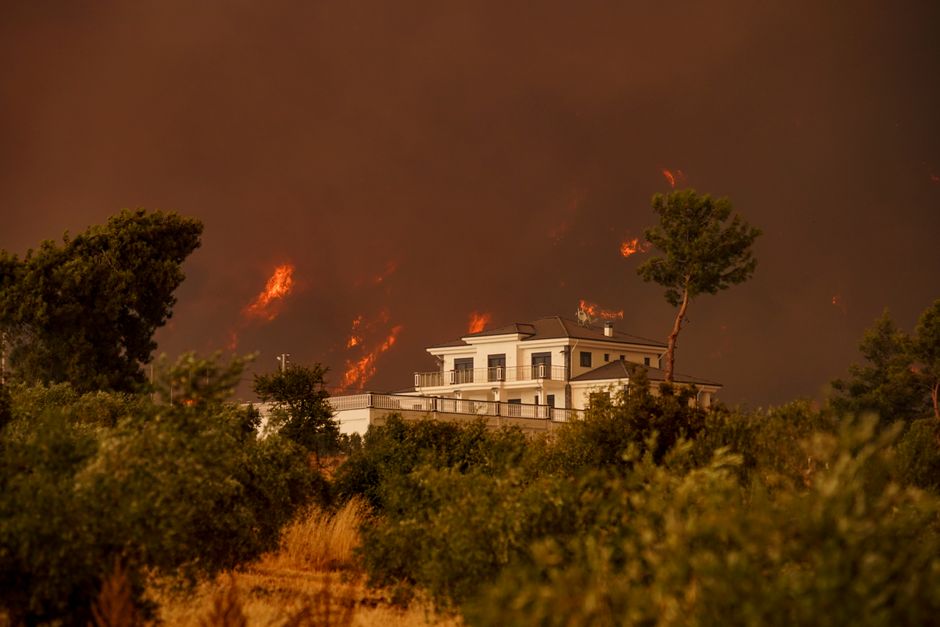 Incendii devastatoare în Europa: zeci de mii de hectare afectate și evacuări masive