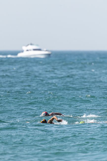 Sibian de 65 de ani înfruntă marea și câștigă maratonul de înot la Constanța