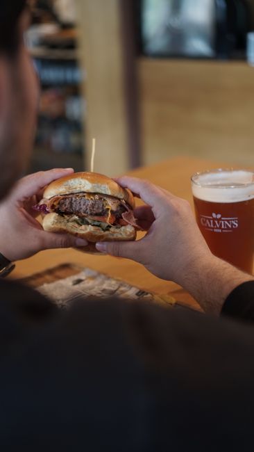 Descoperă Captain Birt: burgeri delicioși și bere craft în inima Brașovului