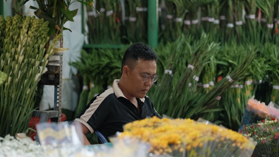 Descoperă povestea lui George Pufulete, floristul din Prahova care impresionează cu aranjamentele sale