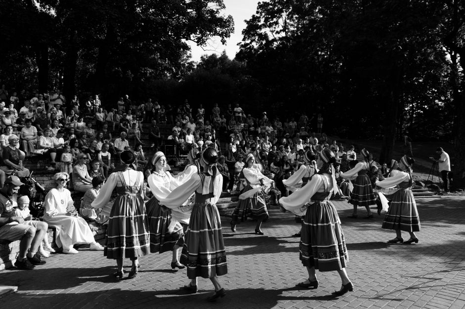 Descoperă tradiția la Festivalul „Datina Junilor” din Covasna: trei zile de folclor și bucurie