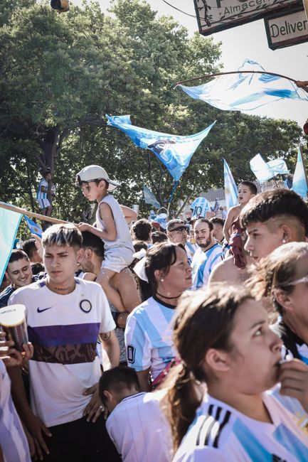 Titu se pregătește pentru o seară de fotbal epică: Anglia și Argentina pe marele ecran