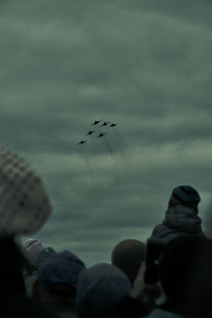 Incident alarmant în Florida: avion militar a zburat periculos de aproape de spectatori