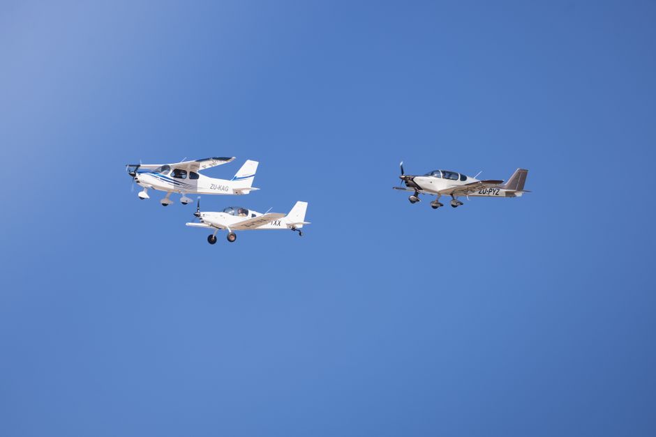 Pilot amuzat lasă un mesaj pe cer, surprins de Flightradar24