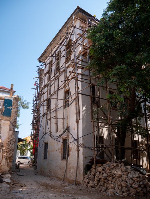 Casa din Gârliște, un simbol al tradiției, își găsește locul la Muzeul Satului Bănățean