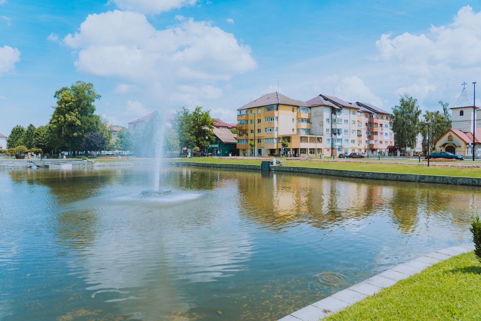 Căutarea apei potabile în Mureș: povestea localnicilor care stau ore la izvor