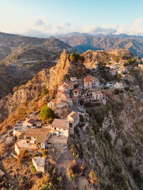 Descoperă Savoca, satul sicilian care a devenit faimos grație filmului „Nașul”