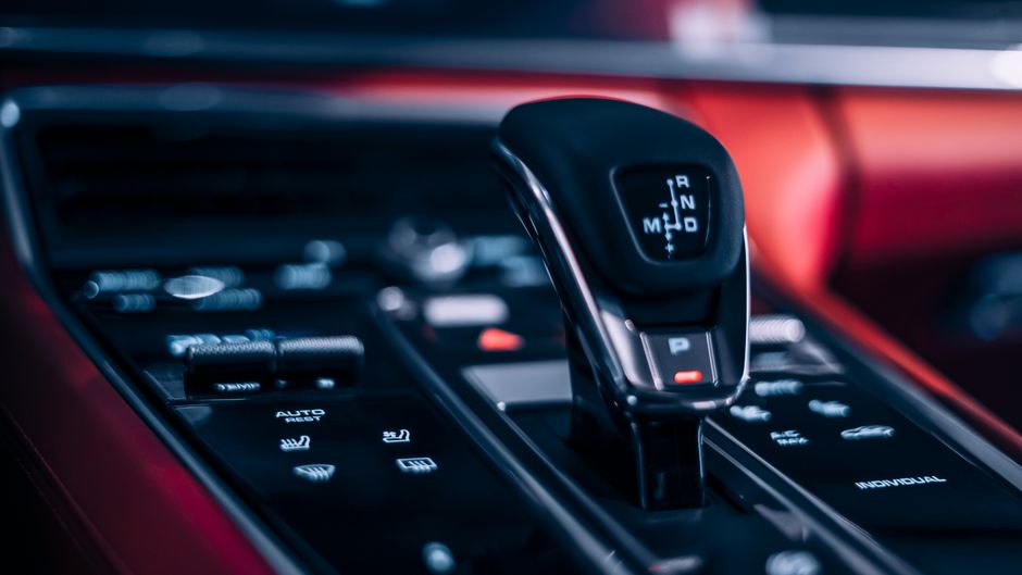 De ce cutia manuală de viteze pierde popularitate în fața transmisiilor automate