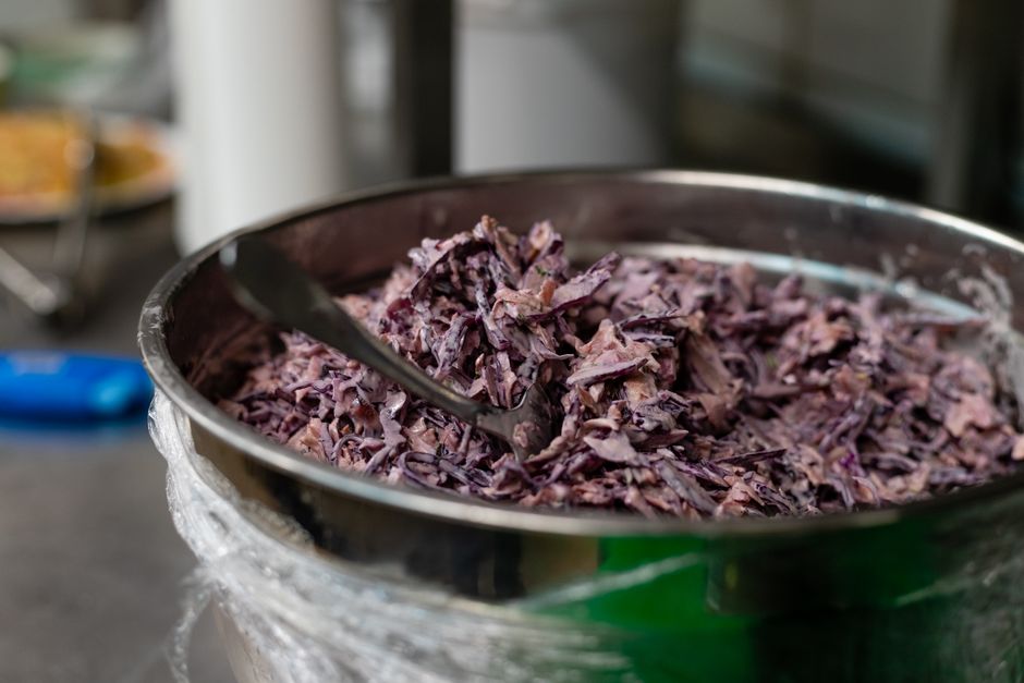 Descoperă rețeta perfectă de salată Coleslaw pentru grătare