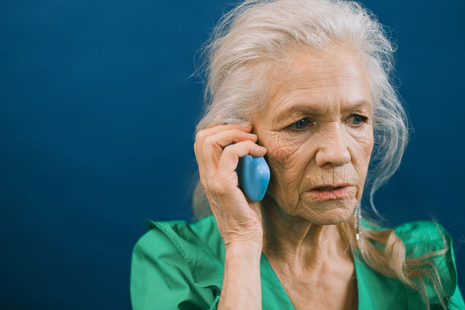 Singurătatea seniorilor: apeluri în creștere pentru suport emoțional