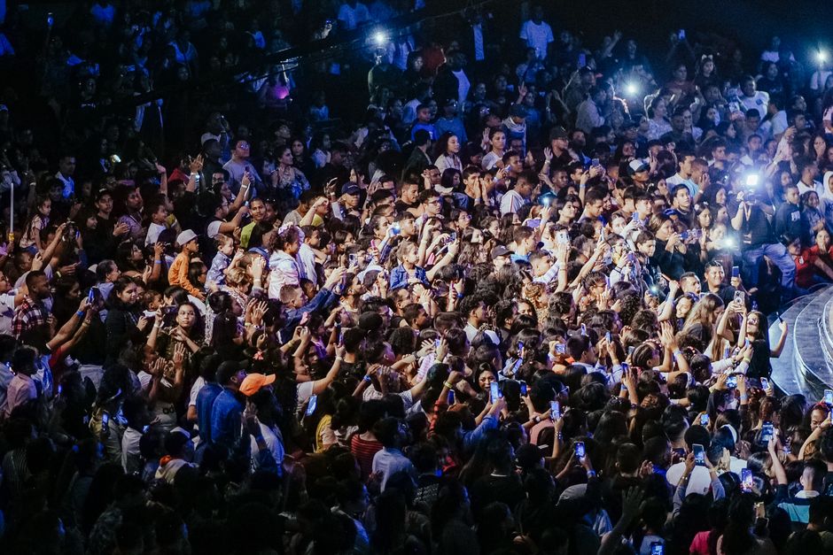 Mii de fani evacuați în urma furtunii de la concertul Bad Bunny din Milano