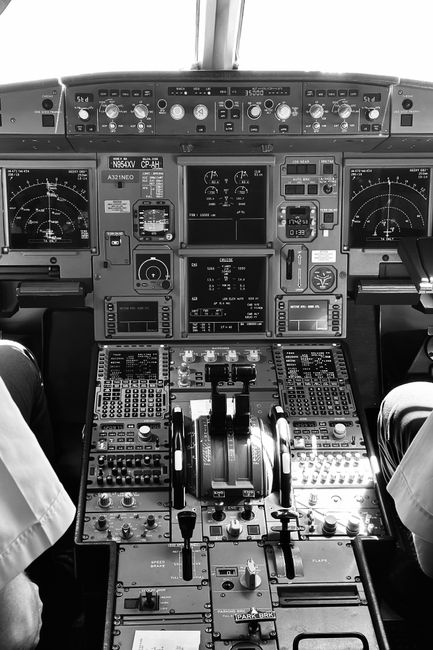 Secretele din cabina unui pilot: de ce ajung avioanele mai devreme și ce se întâmplă în condiții meteo dificile
