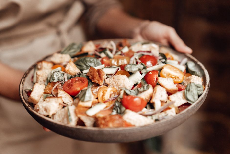 Descoperă Panzanella: salata italiană ce transformă pâinea uscată într-o delicatesă