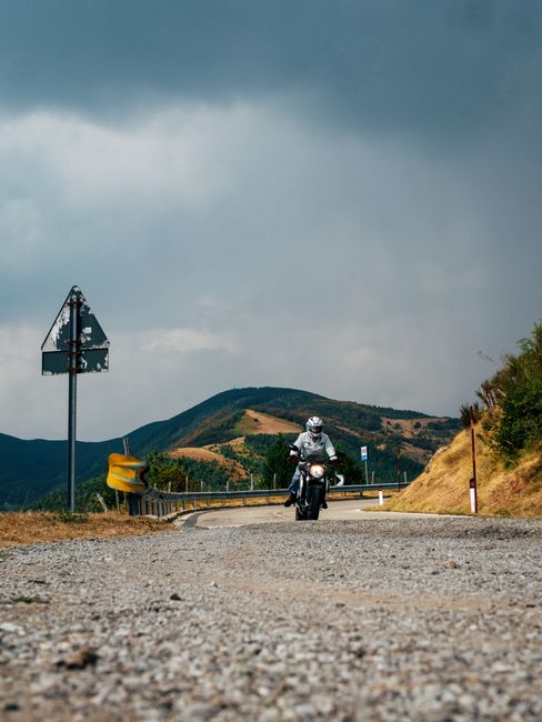 Doi motocicliști salvați de jandarmi în Rânca după o aventură riscantă