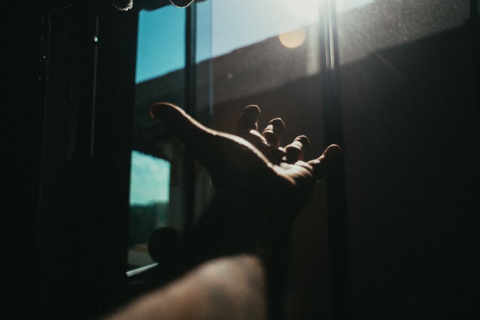 Cum invidia afectează bunăstarea sufletească a oamenilor