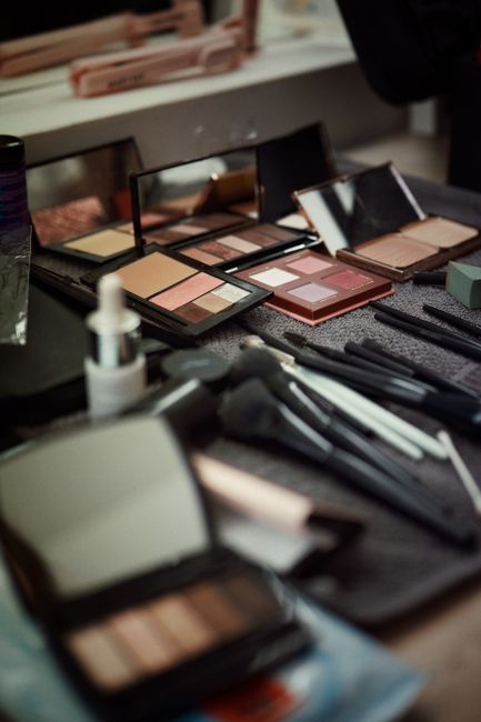 Transformă-ți machiajul: trucuri pentru un look impecabil în lumina naturală