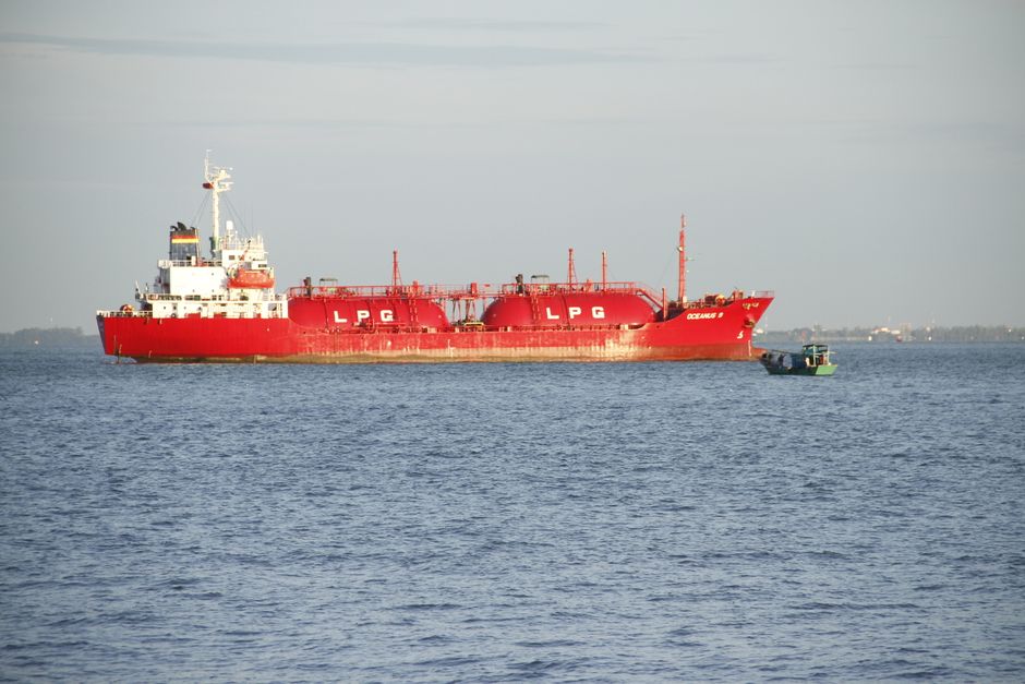 Intervenție rapidă a MApN în cazul navei în flăcări din Marea Neagră