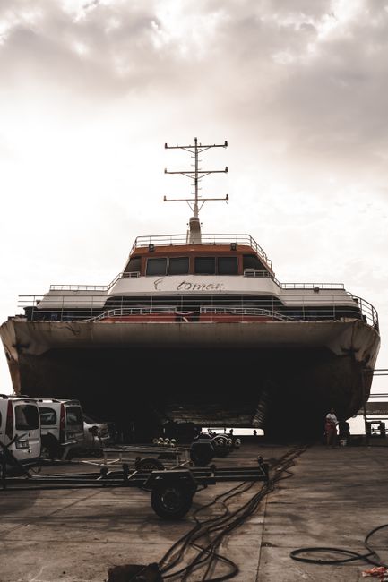 Accident maritim în largul Cretei: feribot și navă de marfă colidate, fără victime