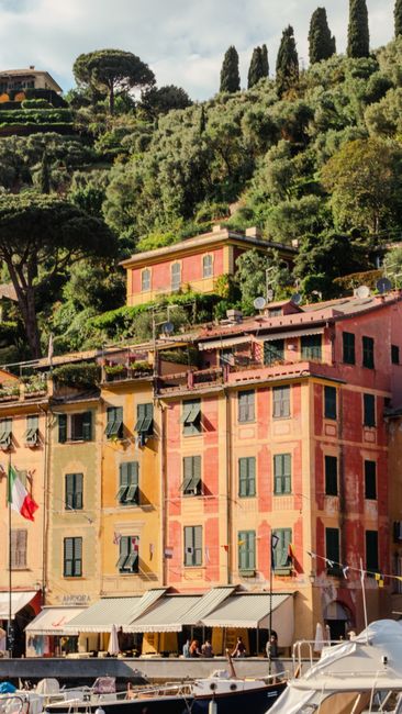 Atenție turiști: riscați amenzi pentru fotografii în Portofino!