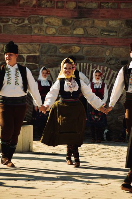 Nadia Comăneci încântă publicul la Slatina cu horă și melodii populare