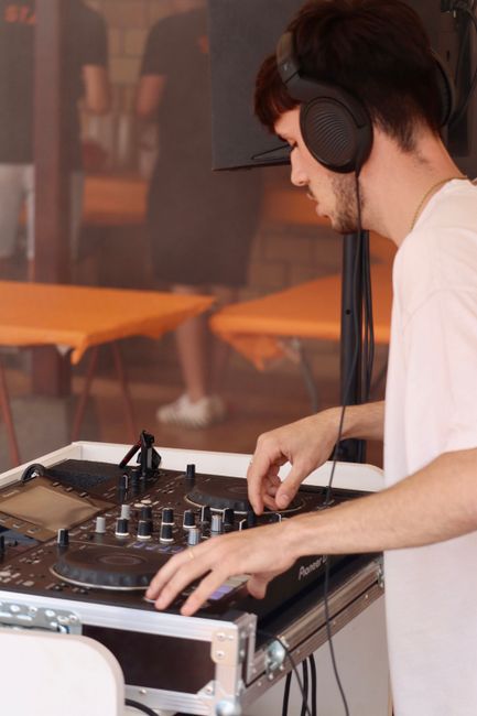 Un eveniment de neuitat: Manuel Riva mixează la Aquarelle by Ramatuelle pe 1 august
