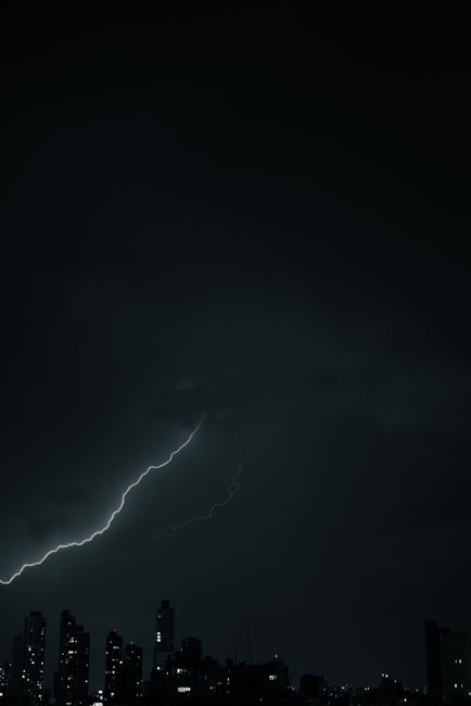 Furtunile din Dâmbovița lasă mii de oameni fără curent electric