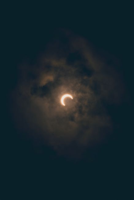 Descoperă puterea lunii noi și a eclipsei de soare în Leu: un moment de transformare
