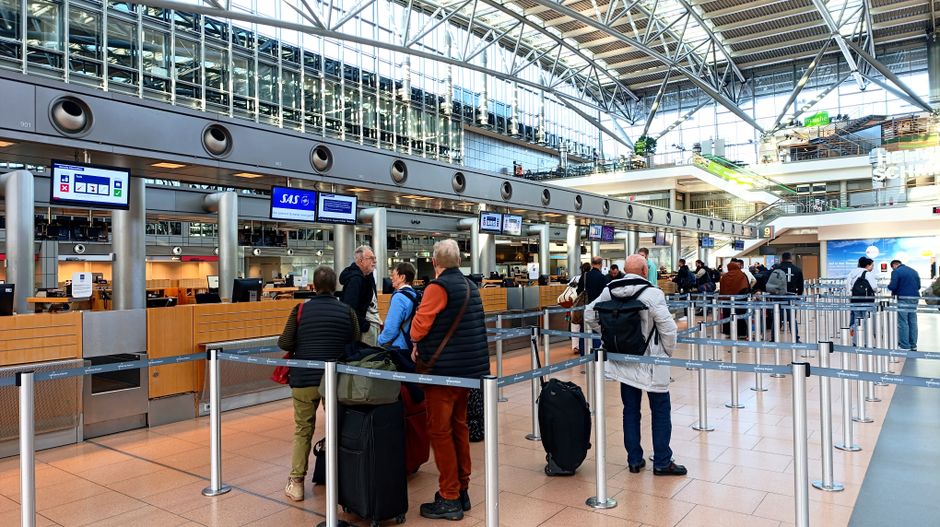 Noi reglementări europene pentru zboruri: bagajul de mână gratuit și compensații simplificate