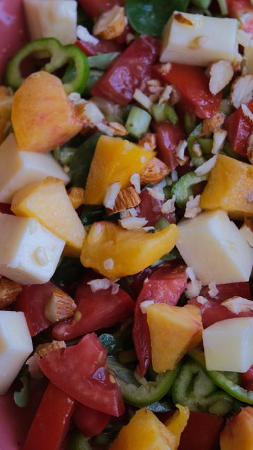Descoperă salata perfectă cu piersici și brânză de capră pentru o cină rapidă