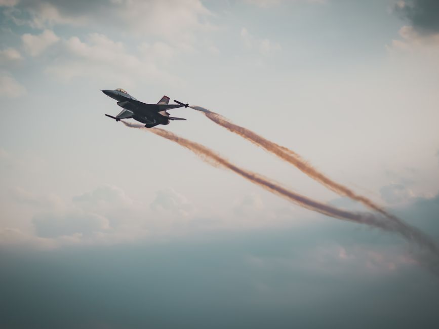 Incident de securitate aeriană: dronă doborâtă de un F16 românesc
