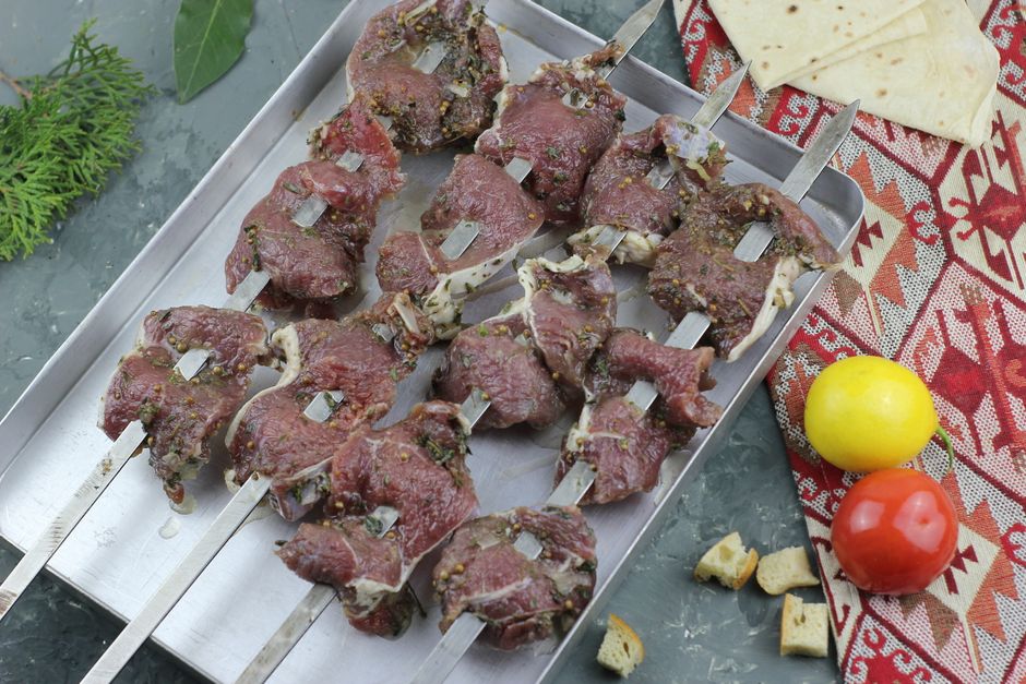 Secretele marinării cărnii: cum să obții preparate suculente și aromate