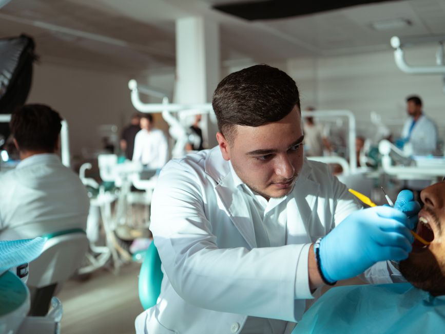 Universitatea din Sibiu caută soluții pentru salvarea Centrului Stomatologic Universitar