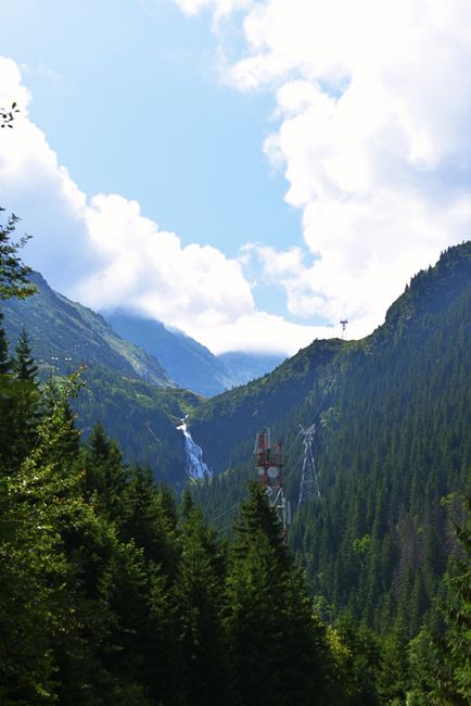 Descoperă comorile ascunse ale Munților Banatului: Poiana Iulii și cascada misterioasă
