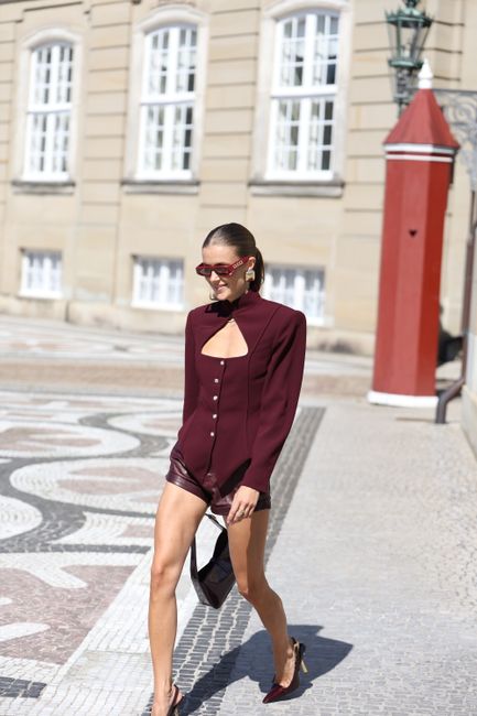 Hailey Bieber strălucește într-o rochie roșie din dantelă după finala Cupei Mondiale