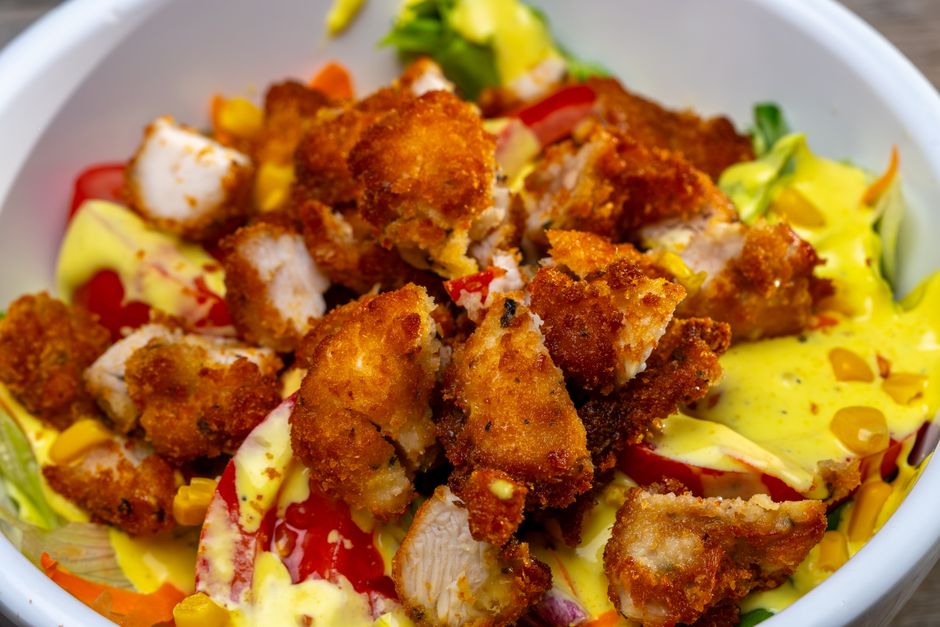 Transformă puiul rămas în salate delicioase în doar 10 minute