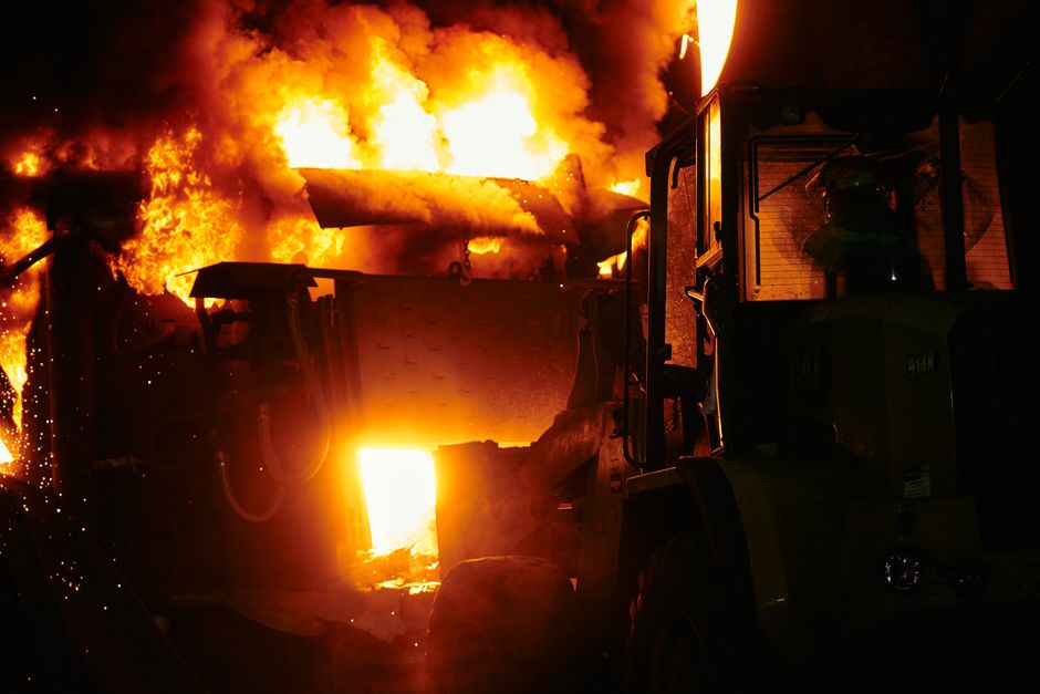 Incendiu devastator în Satu Mare: utilaj distrus și baloți în flăcări