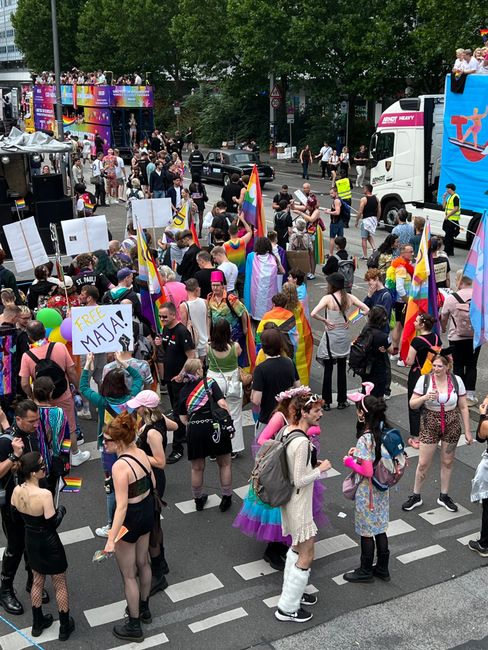 Atac devastator la parada Pride din Berlin: suspect căutat pentru acte teroriste