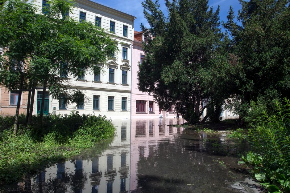 Locatarii din Iași se bucură de eliminarea unei construcții ilegale, dar se confruntă cu inundații