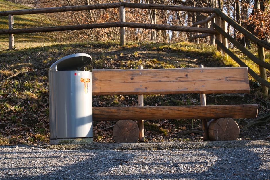 Imagini șocante la Ceala: gunoaie abandonate pe mesele de picnic