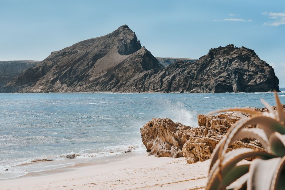 Descoperă plaja ascunsă din Portugalia: Porto Santo, un refugiu de nisip auriu