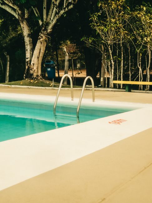 Descoperă piscina exterioară cu apă termală de la Broscărie – relaxare la prețuri accesibile