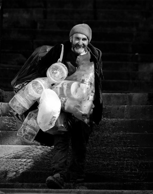 Adolescentă din Bistrița surprinsă furând sticle reciclabile din localuri
