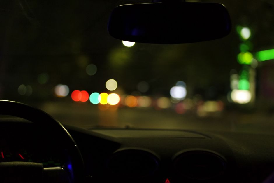 Mașină abandonată la semafor în Iași creează confuzie printre șoferi