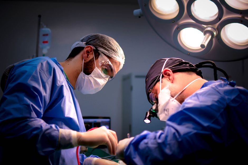 Cum două surori din România au devenit chirurgi oncologi de renume în Canada
