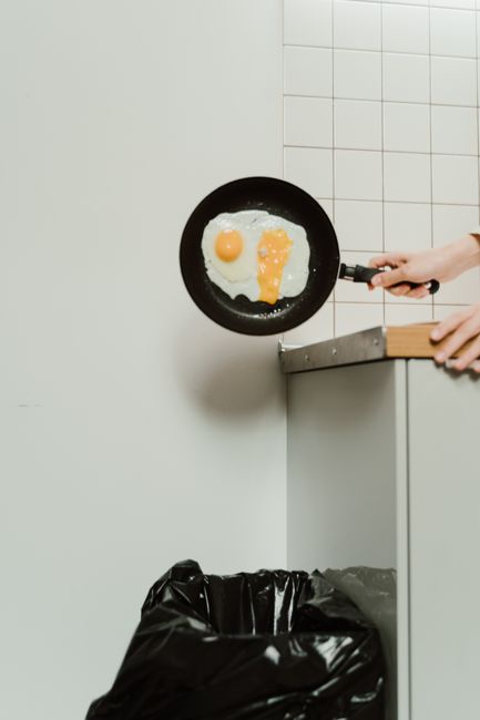 Turiști surprinși luând mâncare din hotel: 2,6 kg de mezeluri în cameră