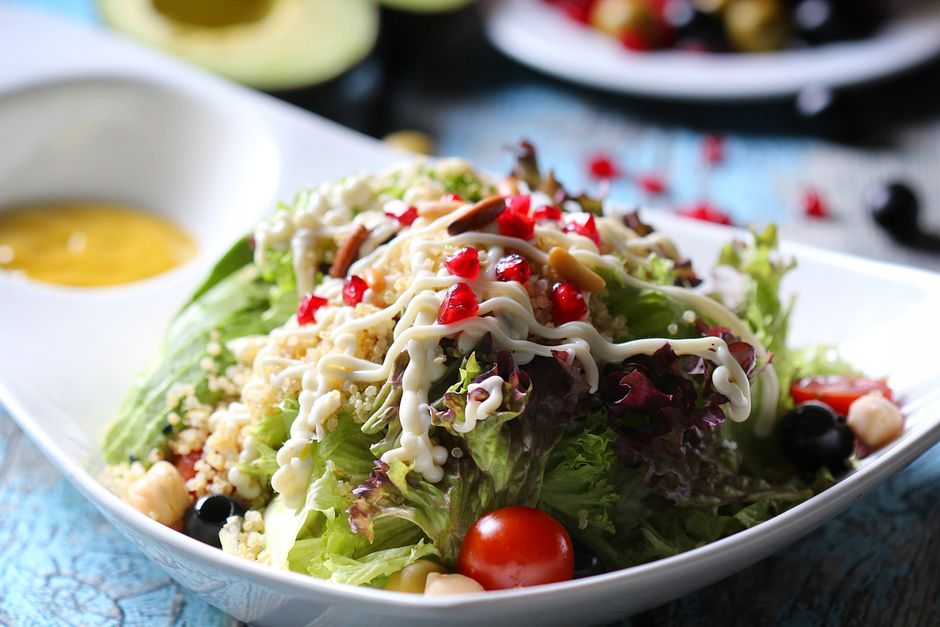 Transformă quinoa într-o salată delicioasă cu avocado și legume proaspete