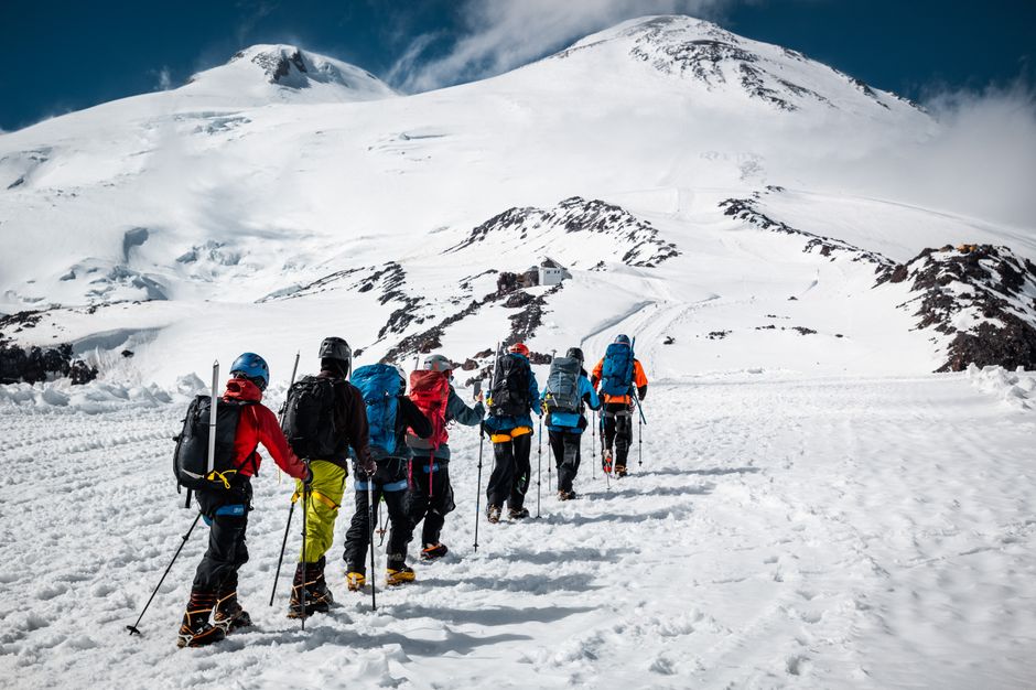 Un polițist hunedorean cucerește vârful Elbrus și impresionează prin abilitățile sale alpine